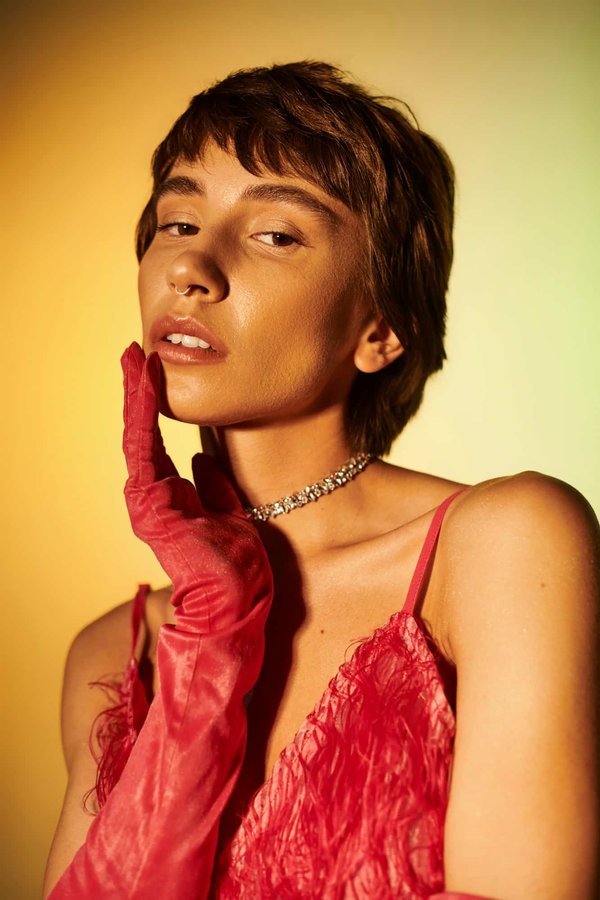 Quelle est la meilleure façon de porter un foulard en soie dans un cadre professionnel?