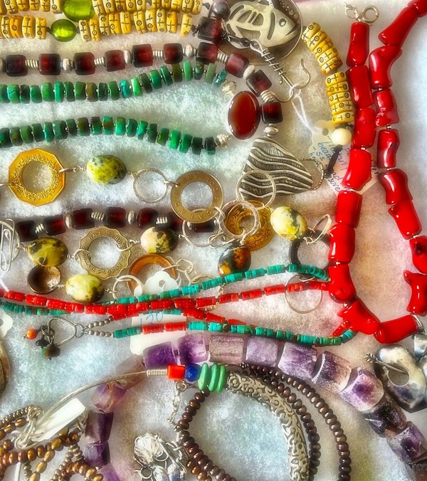 Comment choisir des boucles d'oreilles adaptées à une soirée cocktail sans paraître trop formelle?